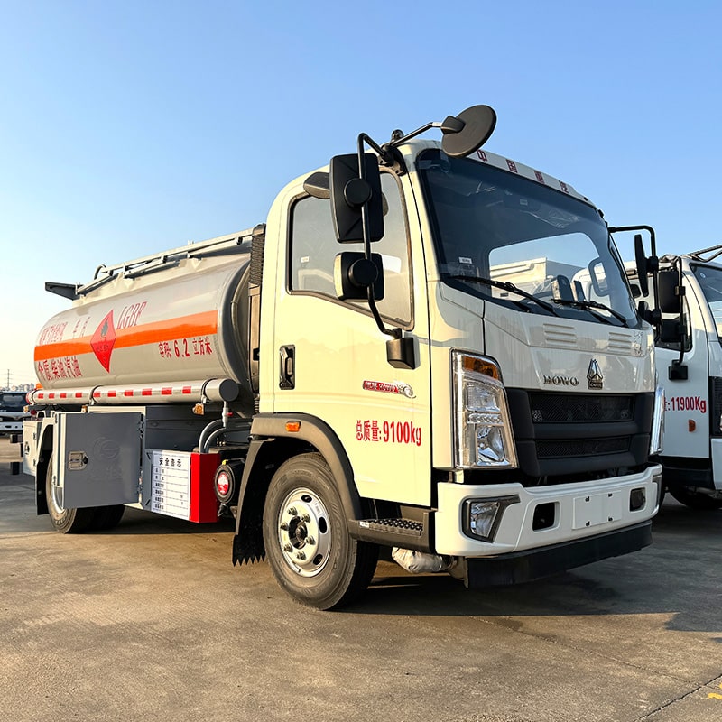 Camion-citerne à carburant diesel HOWO 4*2 de 5 tonnes Camion-citerne à carburant diesel HOWO 4*2 de 5 tonnes