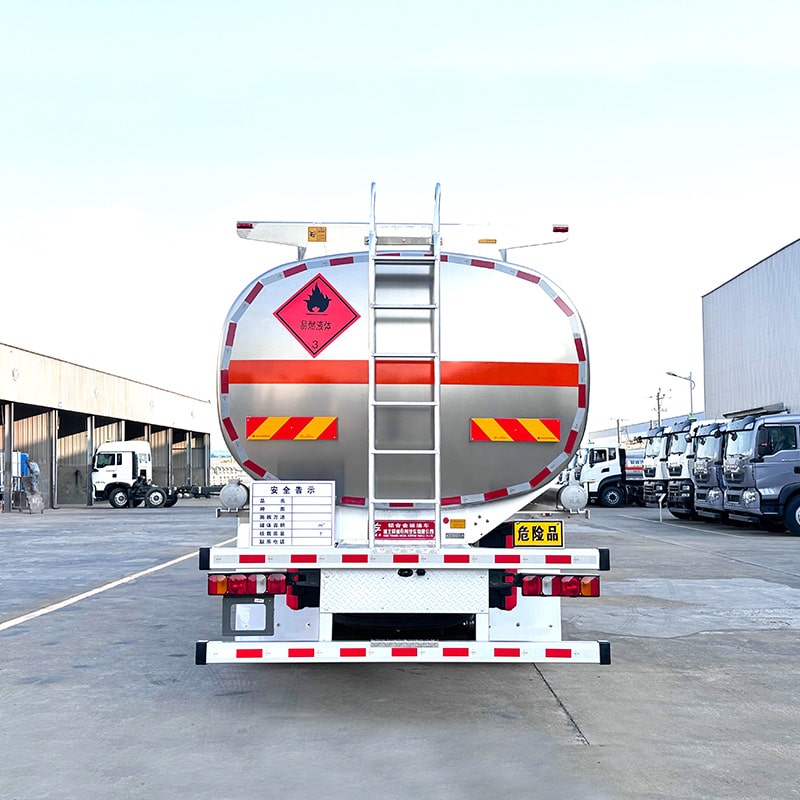 Camion de livraison de transport de carburant diesel HOWO 8*4 20cbm Camion de livraison de transport de carburant diesel HOWO 8*4 20cbm