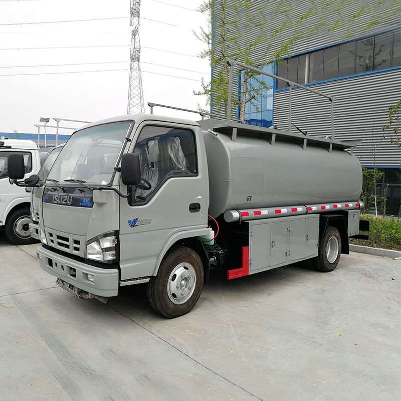 شاحنة تزويد وقود صغيرة من ماركة ISUZU 4x2 سعة 5000 لتر من اليابان شاحنة تزويد وقود صغيرة من ماركة ISUZU 4x2 سعة 5000 لتر من اليابان