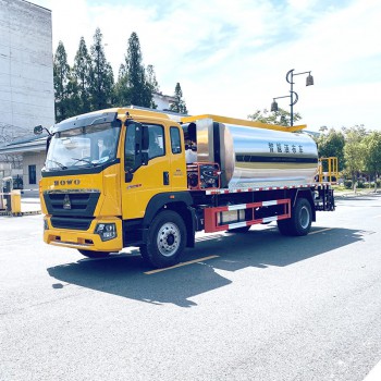 HOWO 13CBM automatic road asphalt distributor truck