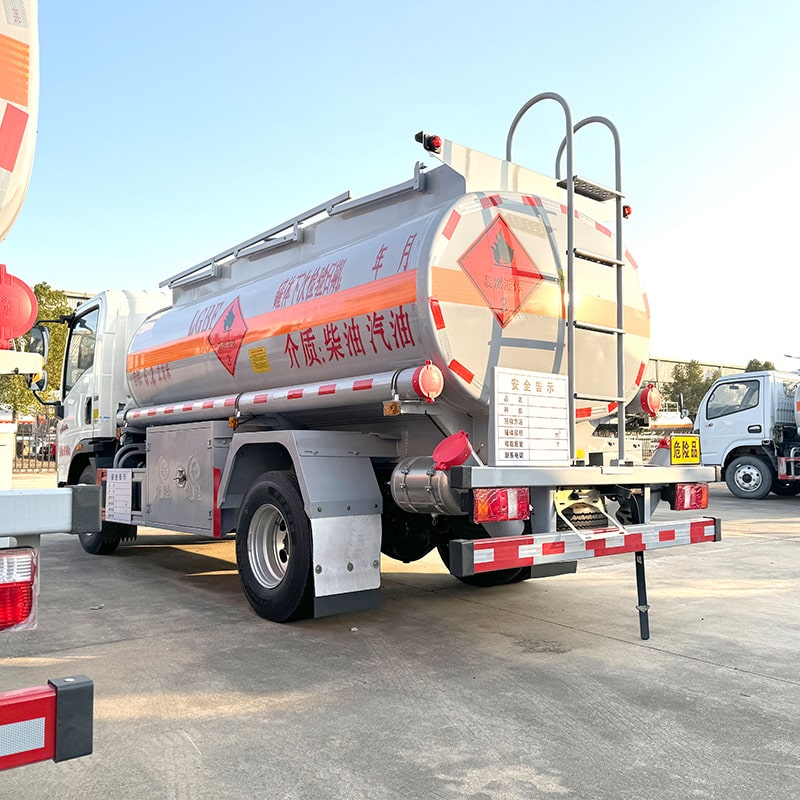 Camion-citerne à carburant diesel HOWO 4*2 de 5 tonnes Camion-citerne à carburant diesel HOWO 4*2 de 5 tonnes
