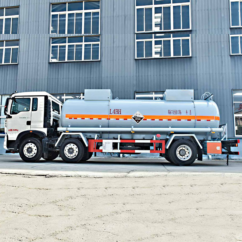 SINOTRUK 6*2 Химическая цистерна (нержавеющая сталь) на продажу SINOTRUK 6*2 Химическая цистерна (нержавеющая сталь) на продажу