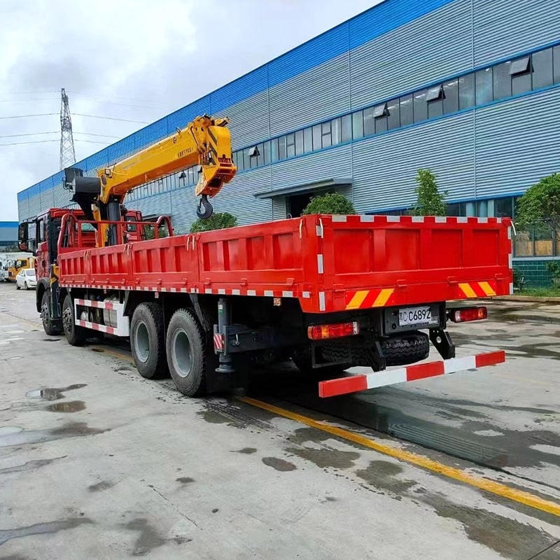 Prix du camion-grue à flèche télescopique Howo 6x4 de 14 tonnes Prix du camion-grue à flèche télescopique Howo 6x4 de 14 tonnes