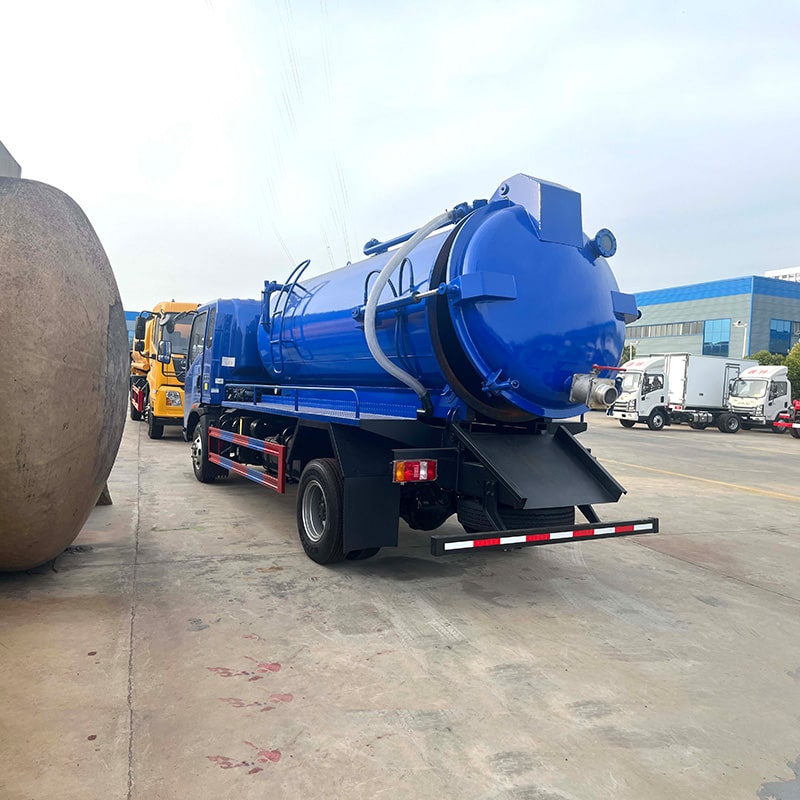 SINOTRUK 4*2 5 cubic vaccum fecal sewage suction truck SINOTRUK 4*2 5 cubic vaccum fecal sewage suction truck