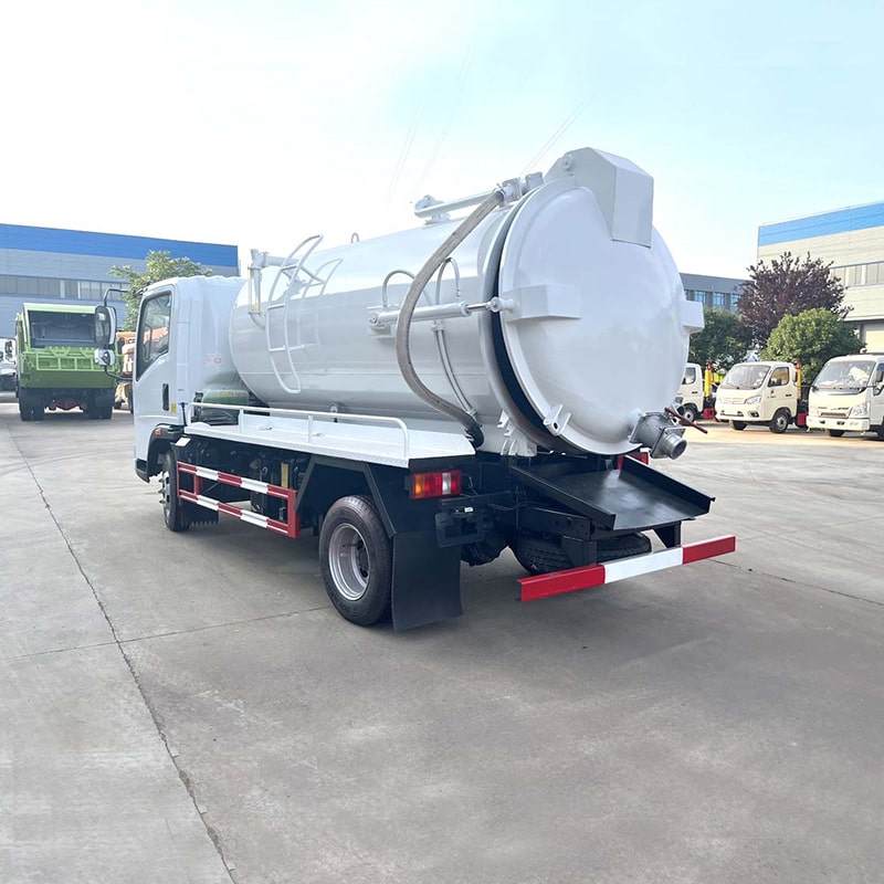 Camion d'aspiration des eaux usées à aspiration par aspiration de drainage cubique SINOTRUK HOWO 6 Camion d'aspiration des eaux usées à aspiration par aspiration de drainage cubique SINOTRUK HOWO 6