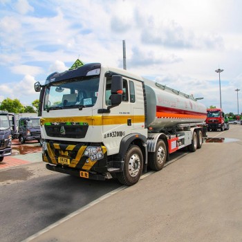 سعر شاحنة خزان الوقود Howo 8x4 سعة 30000 لتر