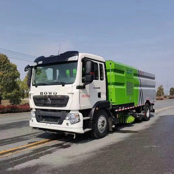 SINOTRUK 4*2 road sweeper truck vacuum suction function