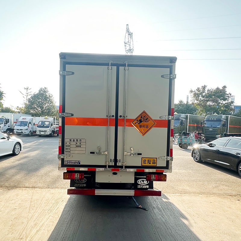 شاحنة نقل بضائع سائلة قابلة للاشتعال من طراز ISUZU يابانية شاحنة نقل بضائع سائلة قابلة للاشتعال من طراز ISUZU يابانية
