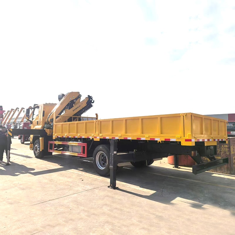 شاحنة بضائع إيسوزو 4×2 مزودة برافعة مفصلية 12 طنًا شاحنة بضائع إيسوزو 4×2 مزودة برافعة مفصلية 12 طنًا
