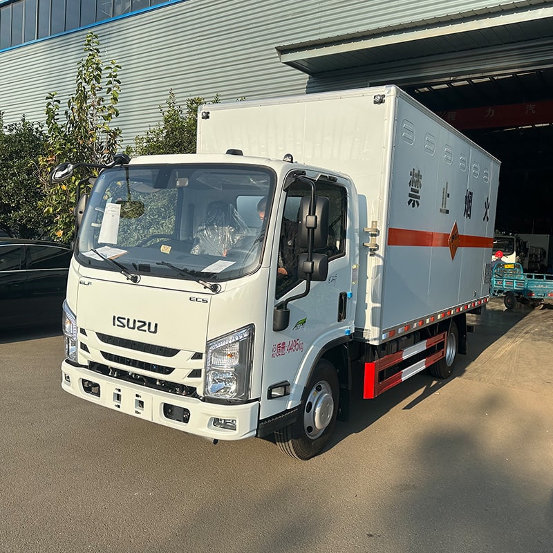 شاحنة نقل بضائع سائلة قابلة للاشتعال من طراز ISUZU يابانية شاحنة نقل بضائع سائلة قابلة للاشتعال من طراز ISUZU يابانية