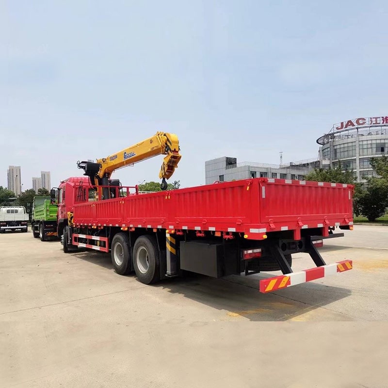 Camion cargo JAC 6*4 10 tonnes avec grue montée en ligne droite Camion cargo JAC 6*4 10 tonnes avec grue montée en ligne droite