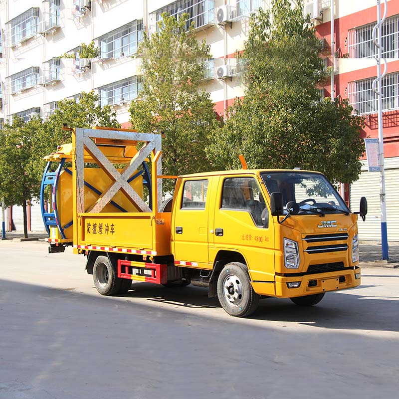 Китайский грузовик JMC 80K с противоударной защитой Китайский грузовик JMC 80K с противоударной защитой