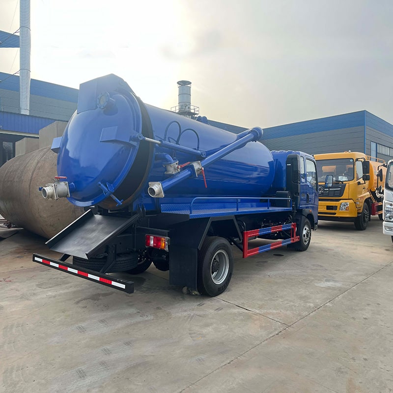SINOTRUK 4*2 5 cubic vaccum fecal sewage suction truck SINOTRUK 4*2 5 cubic vaccum fecal sewage suction truck