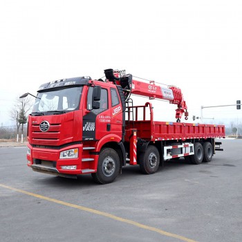 رافعة FAW 8*4 تلسكوبية مثبتة على شاحنة بذراع 21 مترًا