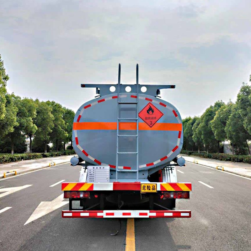 Грузовик для перевозки легковоспламеняющейся жидкости SINOTRUK 8*4 24м3 Грузовик для перевозки легковоспламеняющейся жидкости SINOTRUK 8*4 24м3