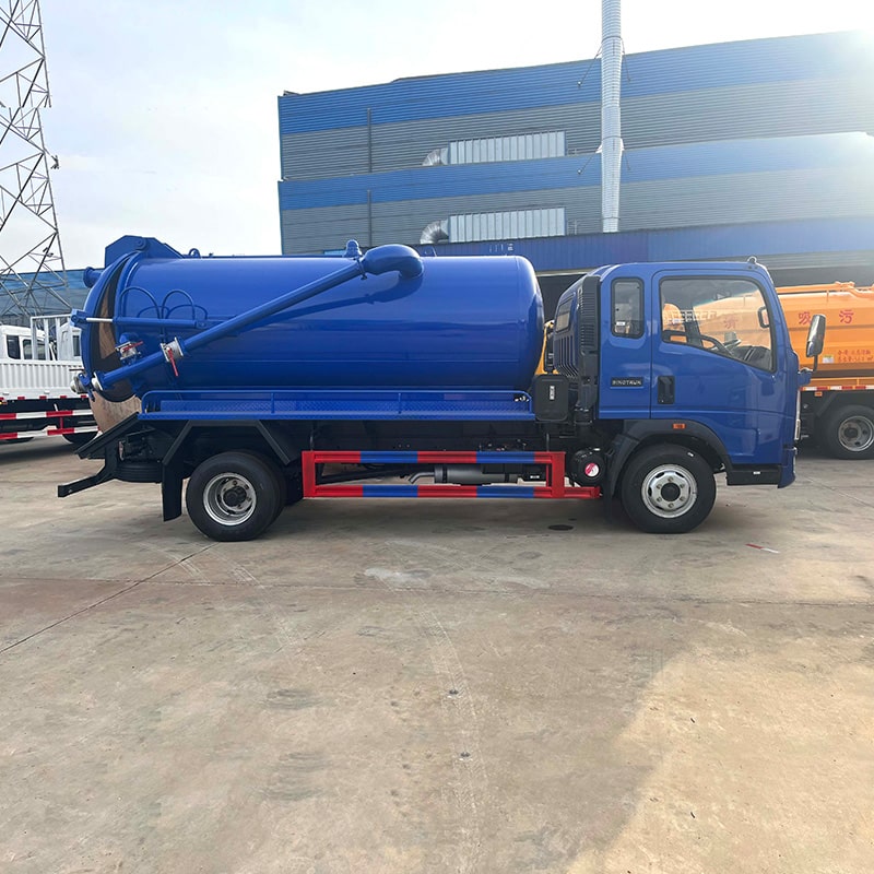 SINOTRUK 4*2 5 cubic vaccum fecal sewage suction truck SINOTRUK 4*2 5 cubic vaccum fecal sewage suction truck
