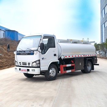 شاحنة ايسوزو يابانية 4*2 سعة 8000 لتر للتزود بالوقود بالزيت والديزل