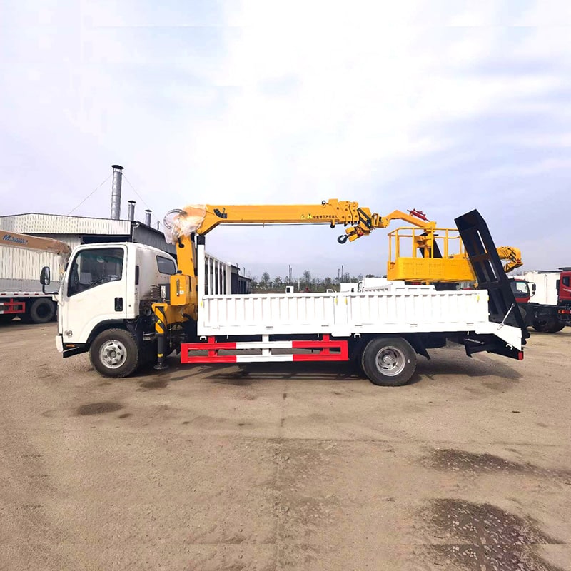 Grue montée sur camion cargo 4x2 de marque Isuzu 5 tonnes du Japon Grue montée sur camion cargo 4x2 de marque Isuzu 5 tonnes du Japon