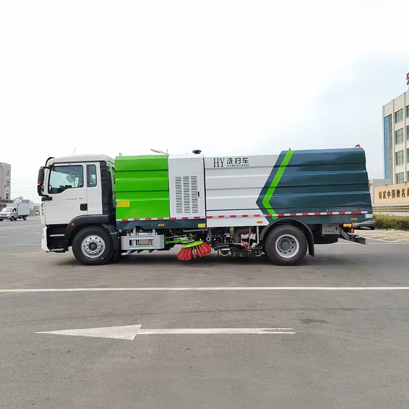 Цена на новую или б/у подметально-уборочную машину SINOTRUK 4*2 Цена на новую или б/у подметально-уборочную машину SINOTRUK 4*2
