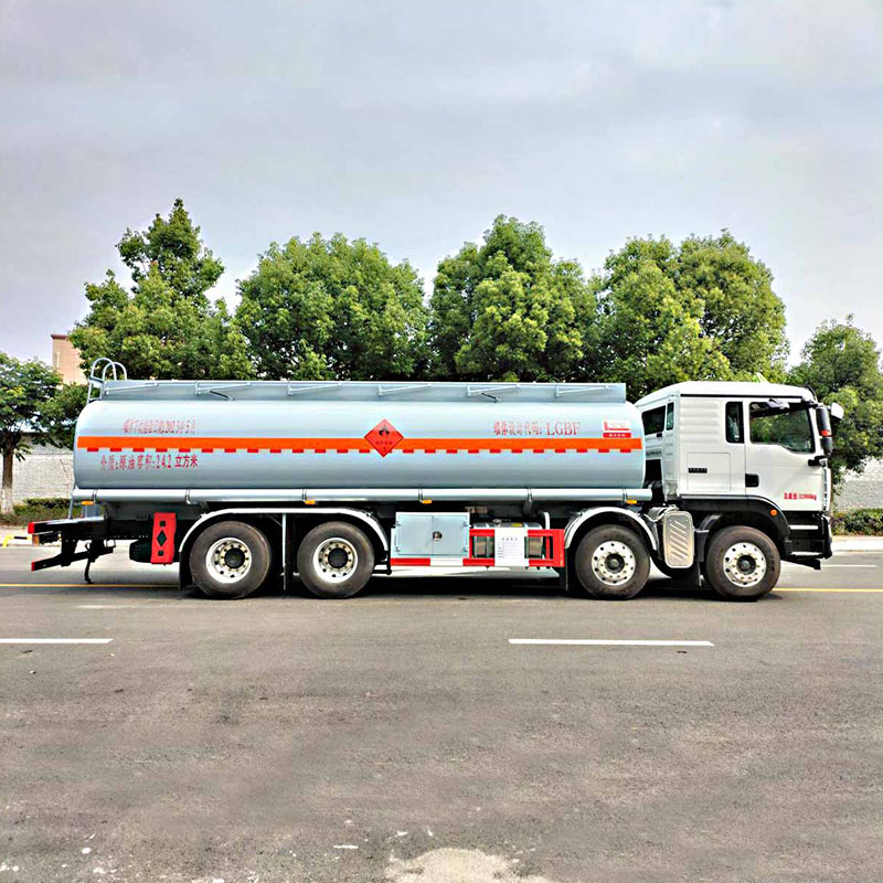 Грузовик для перевозки легковоспламеняющейся жидкости SINOTRUK 8*4 24м3 Грузовик для перевозки легковоспламеняющейся жидкости SINOTRUK 8*4 24м3