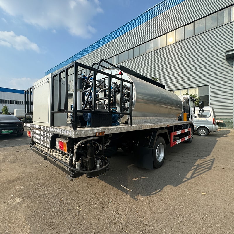ISUZU 8 CBM 4*2 битумный асфальтоукладчик ISUZU 8 CBM 4*2 битумный асфальтоукладчик