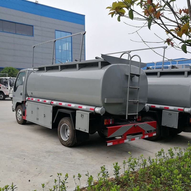 شاحنة تزويد وقود صغيرة من ماركة ISUZU 4x2 سعة 5000 لتر من اليابان شاحنة تزويد وقود صغيرة من ماركة ISUZU 4x2 سعة 5000 لتر من اليابان