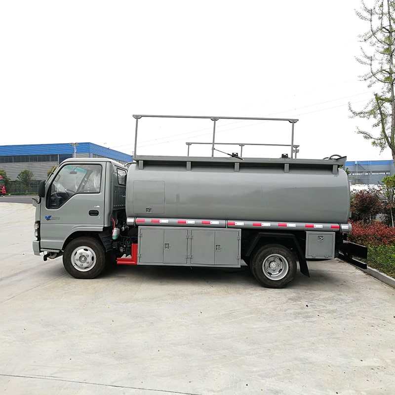 شاحنة تزويد وقود صغيرة من ماركة ISUZU 4x2 سعة 5000 لتر من اليابان شاحنة تزويد وقود صغيرة من ماركة ISUZU 4x2 سعة 5000 لتر من اليابان
