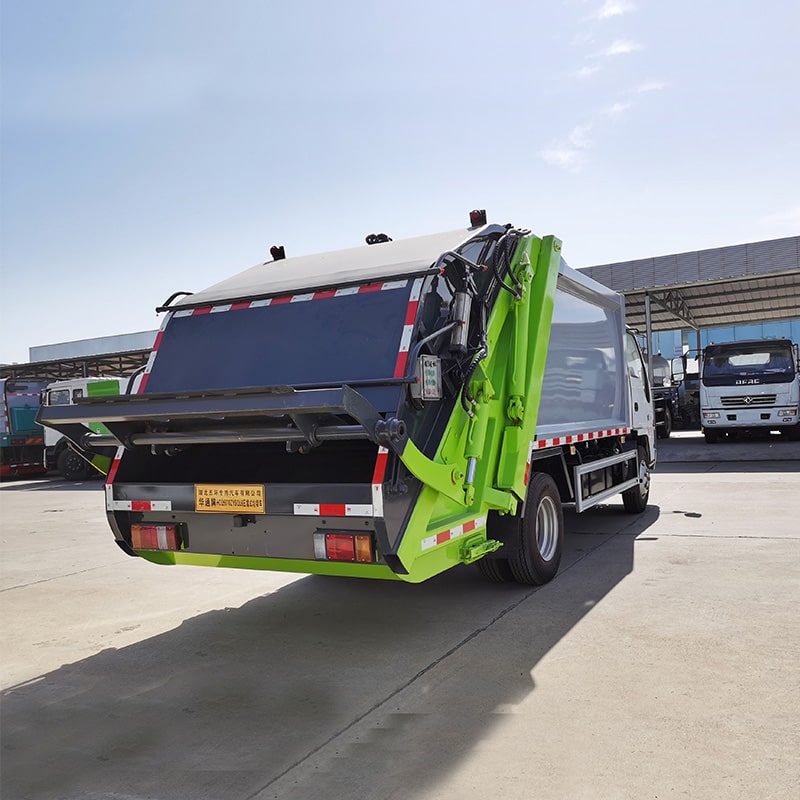 Высококачественный прессованный мусоровоз ISUZU объемом 6 куб. м. Высококачественный прессованный мусоровоз ISUZU объемом 6 куб. м.