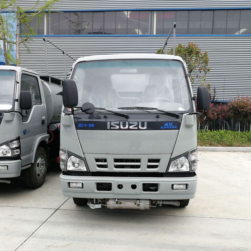 شاحنة تزويد وقود صغيرة من ماركة ISUZU 4x2 سعة 5000 لتر من اليابان شاحنة تزويد وقود صغيرة من ماركة ISUZU 4x2 سعة 5000 لتر من اليابان
