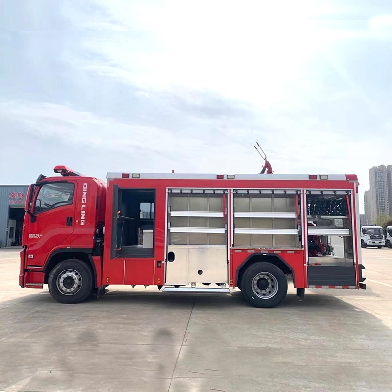 شاحنة إطفاء حرائق ISUZU 4*2 جديدة أو مستعملة بخزان مياه 8 متر مكعب شاحنة إطفاء حرائق ISUZU 4*2 جديدة أو مستعملة بخزان مياه 8 متر مكعب