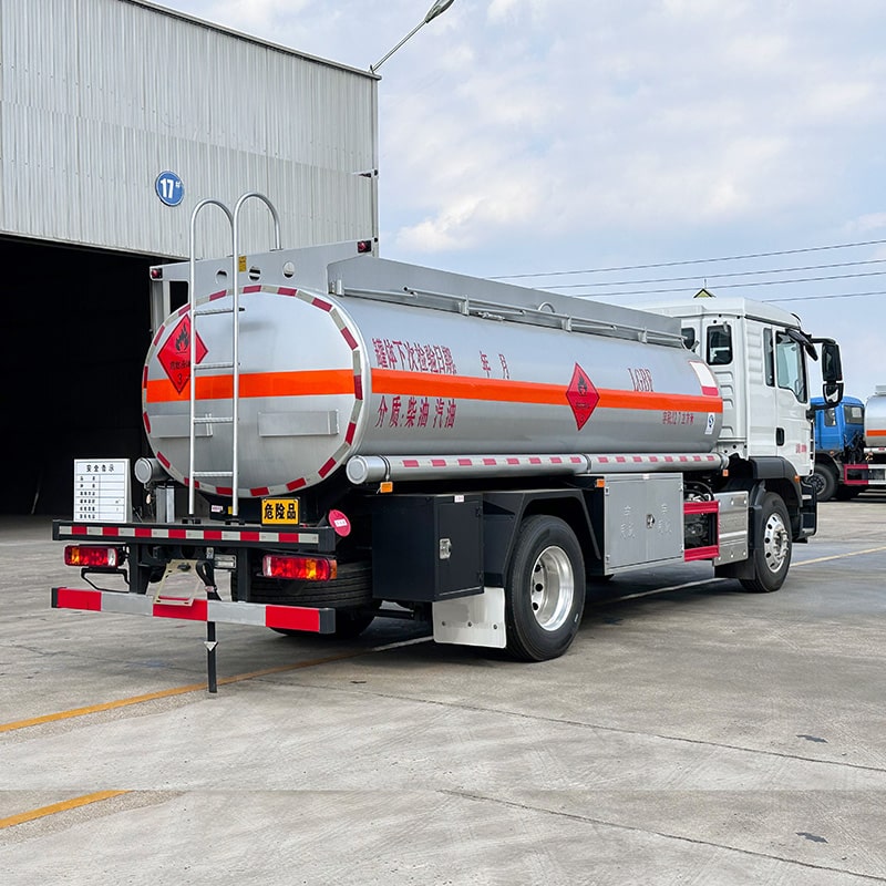 SINOTRUK 4*2 11ton fuel tanker truck oil tank truck SINOTRUK 4*2 11ton fuel tanker truck oil tank truck