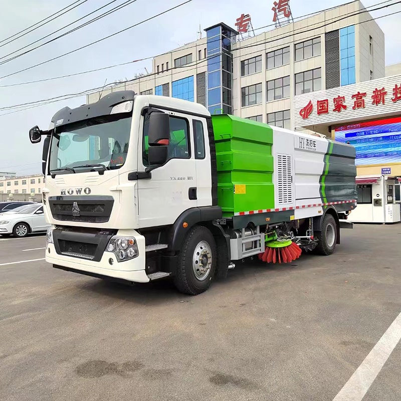 Цена на новую или б/у подметально-уборочную машину SINOTRUK 4*2 Цена на новую или б/у подметально-уборочную машину SINOTRUK 4*2