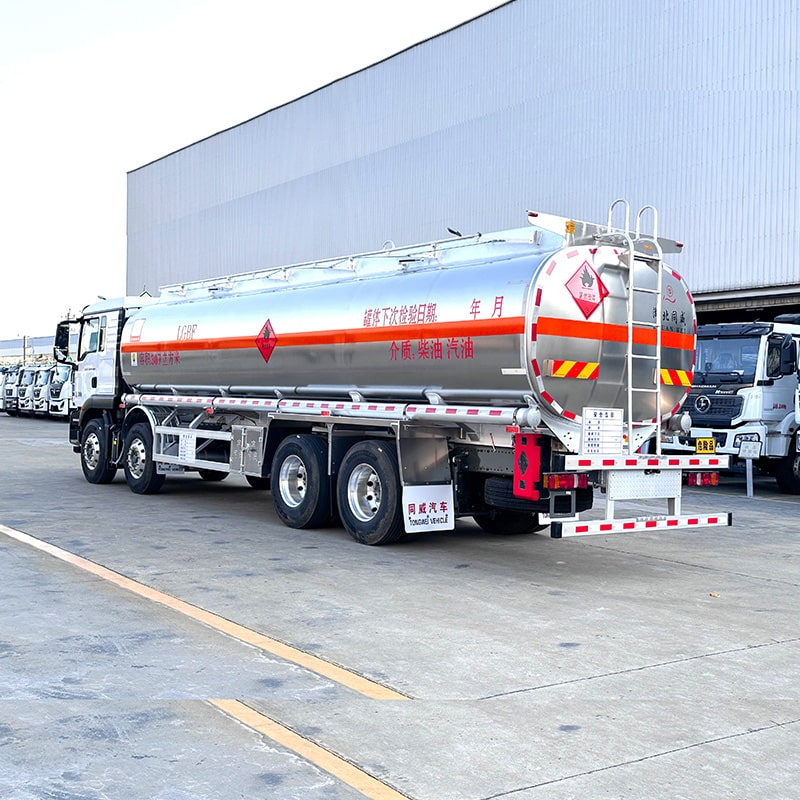 Camion de livraison de transport de carburant diesel HOWO 8*4 20cbm Camion de livraison de transport de carburant diesel HOWO 8*4 20cbm